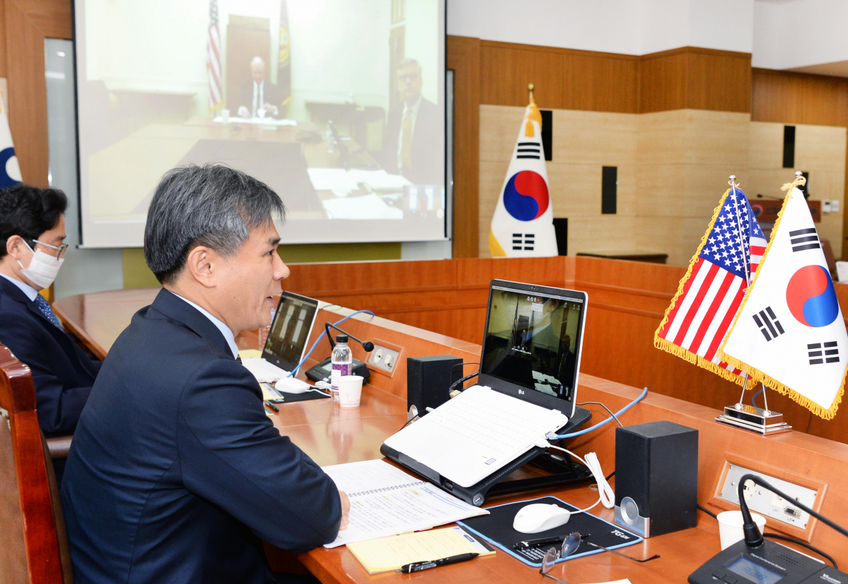▲김승호 산업통상자원부 신통상질서전략실장은 2일 정부세종청사에서 제프리 게리시(Jeffrey Gerrish) 미국 무역대표부(USTR) 부대표와 '제5차 한미 자유무역협정(FTA) 공동위원회' 영상회의를 하고 있다. (사진제공=산업통상자원부)