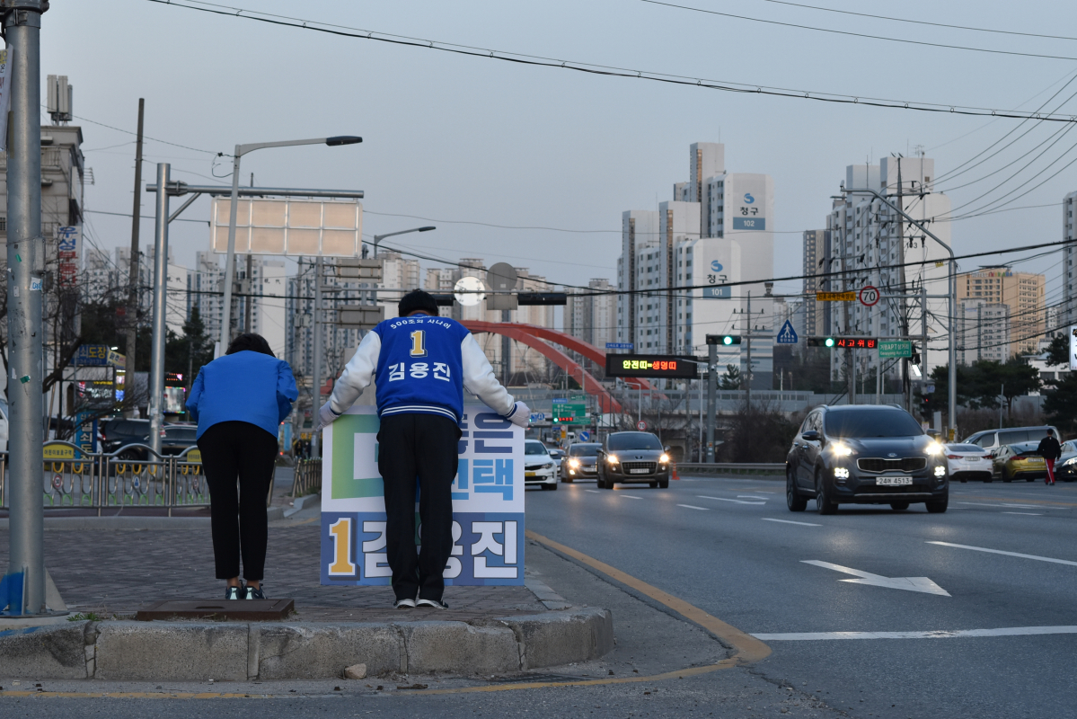 ▲·15 총선에서 경기도 이천시에 출마한 김용진 더불어민주당 후보가 1일 이천시 부발읍 인근에서 시민들에게 인사를 건네고 있다. (유충현 기자 @lamuziq)