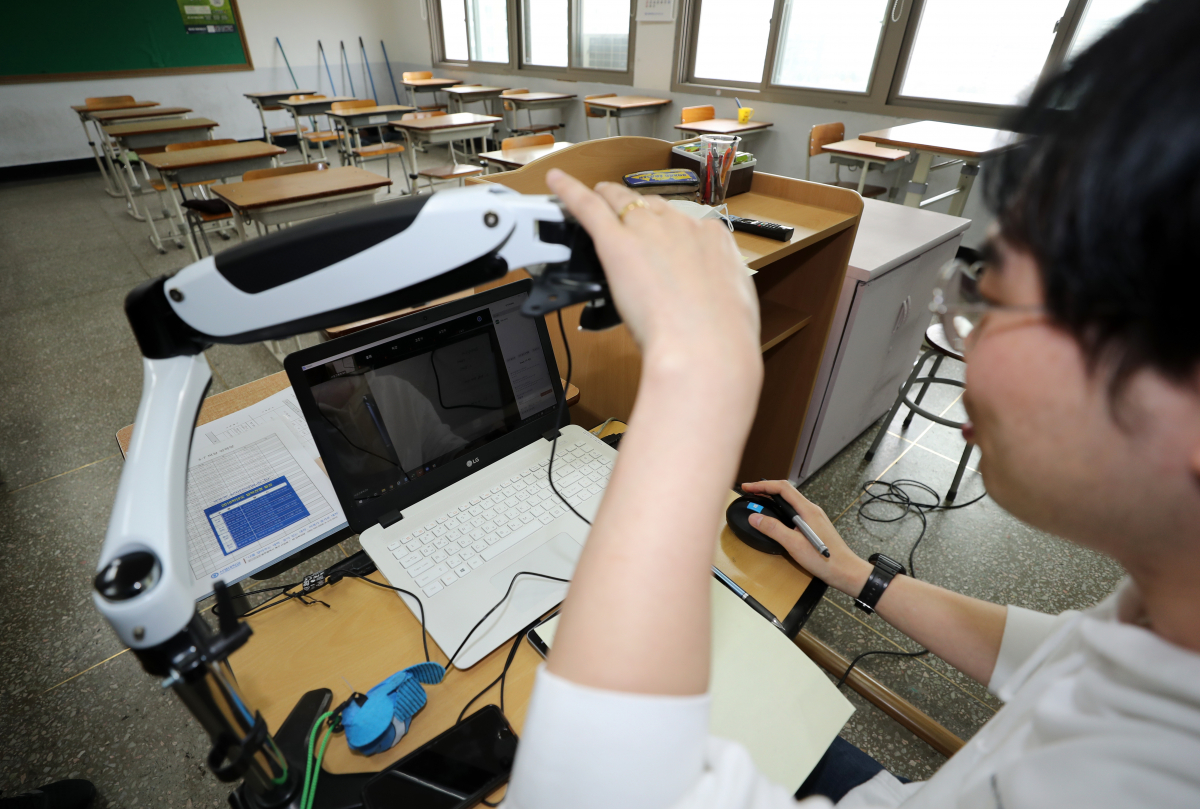 ▲온라인 개학을 준비하는 교사 (연합뉴스)