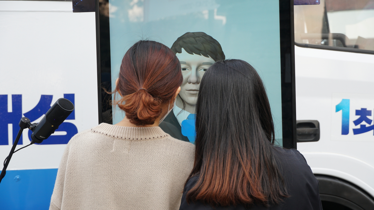 ▲최재성 더불어민주당 후보 캠프의 인공지능(AI) '송파고'가 시민들과 대화를 나누고 있다. (최재성 후보 캠프 제공)