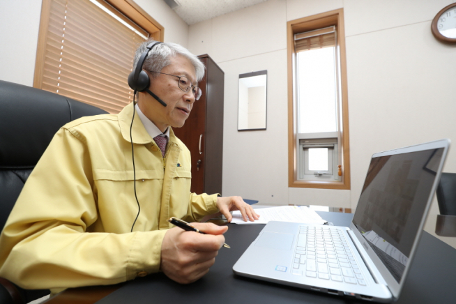 ▲최기영 과학기술정보통신부 장관이 3일 GS홈쇼핑, 현대홈쇼핑 등 12개 홈쇼핑 업체 대표와 간담회를 열어 '코로나19'로 어려움을 겪고 있는 중소기업 지원책을 논의하고 있다. (과기정통부 제공)