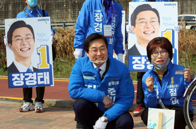 ▲3일 서울 동대문구에서 장경태 더불어민주당 동대문을 후보가 주민들에게 인사하고 있다. (연합뉴스)