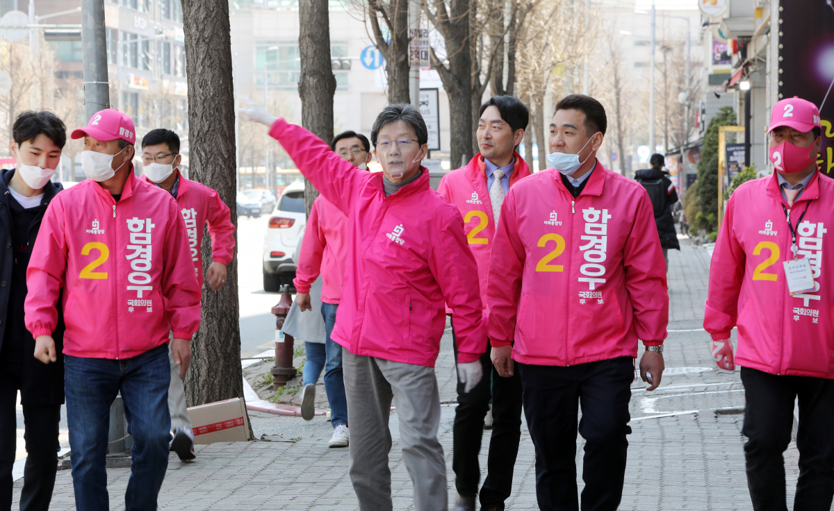 ▲미래통합당 유승민 의원이 3일 오후 경기 고양을 함경우 후보 유세지원에 나서고 있다.    유 의원은 불출마 선언 이후 잠행하면서 선대위에서 공식직책을 맡지는 않았지만 총선이 시작되자 중도·개혁 표심이 필요한 수도권 경합지를 중심으로 측면 지원에 적극 나섰다.  (연합뉴스)