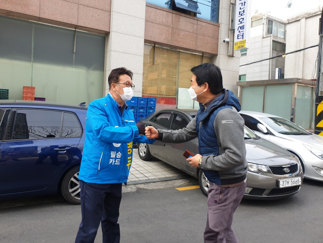 ▲1일 서울 동대문구 장안동에서 동대문을에 출마한 민병두 무소속 후보가 주민과 인사를 나누고 있다. (이주혜 기자winjh@)