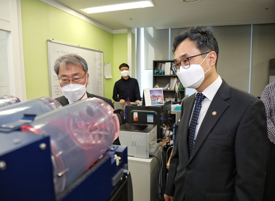 ▲박원주 특허청장은 3일 서울 송파구에 위치한 코로나19 치료제 개발 기업 다이노나를 방문해 지식재산 관련 애로사항을 청취하고 지원방안에 대해 논의했다. 박청장이 기업 연구시설을 둘러보고 있다.  (사진=특허청 제공)