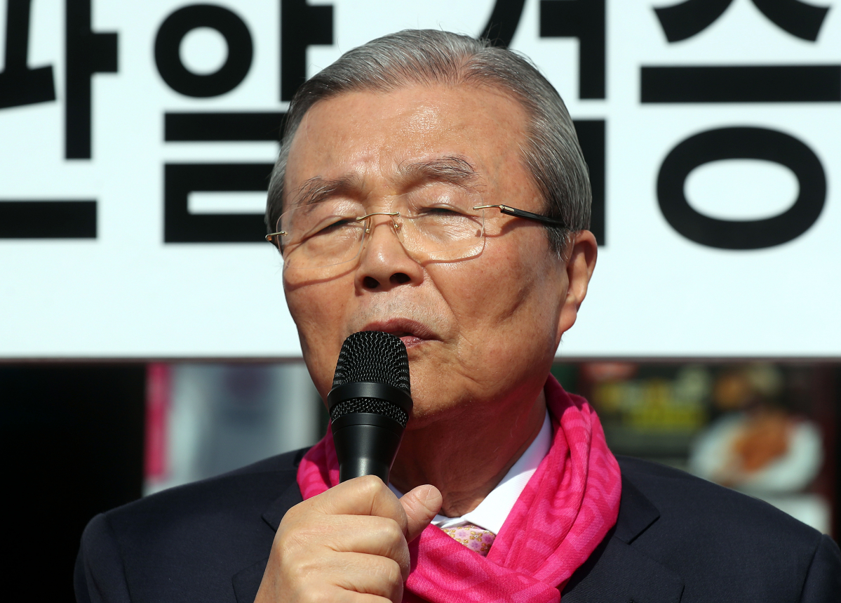 ▲미래통합당 김종인 총괄선대위원장이 3일 오후 인천시 미추홀구 신기시장사거리에서 제21대 총선에 출마한 인천 동구미추홀갑 전희경 후보를 지지해달라고 시민들에게 호소하고 있다.  (연합뉴스)