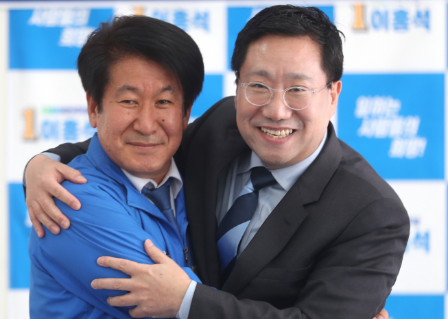 ▲더불어민주당 싱크탱크인 민주연구원 양정철 원장이 3일 오후 경남 창원시 성산구 이흥석 후보 선거 사무소에서 이 후보(왼쪽)와 '정책 협약식'을 마친 후 기념 촬영하고 있다. 