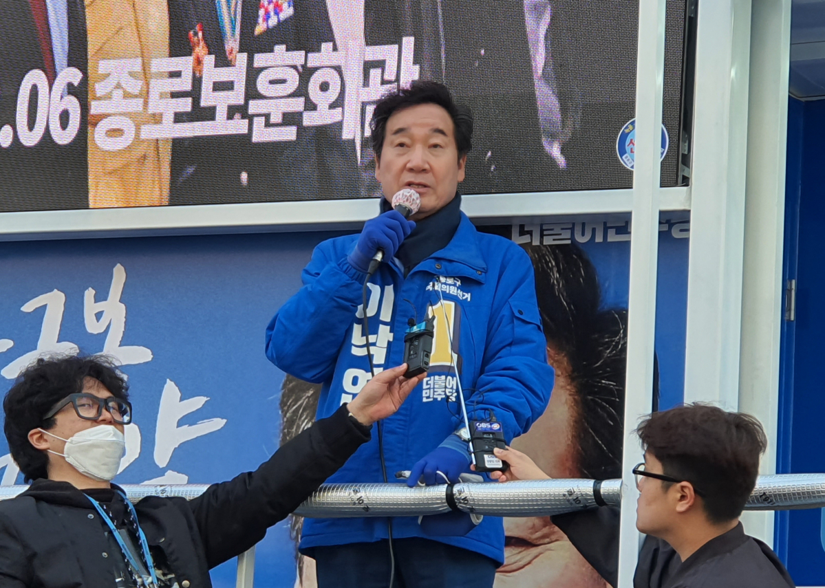 ▲이낙연 더불어민주당 공동상임선대위원장이 4일 오전 서울 종로구 명륜동의 한 골목에서 선거 유세 활동을 하고 있다.  (유혜림 기자 wiseforest@)