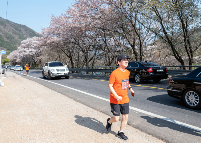 ▲국민의당 안철수 대표가 3일 오전 전남 구례군 섬진강변을 달리고 있다.  (연합뉴스)