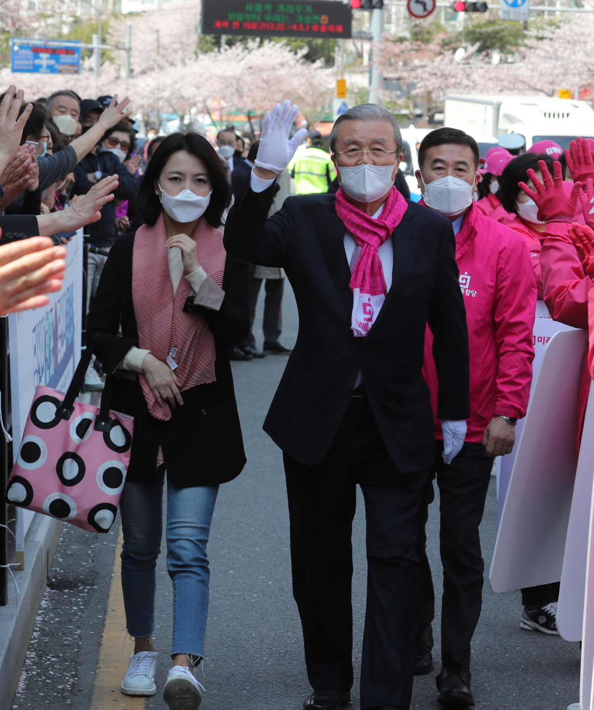 ▲미래통합당 김종인 총괄선대위원장이 4일 부산 남구 용호로에서 이언주(남구을) 후보 지원 유세를 위해 이동하고 있다. (연합뉴스)