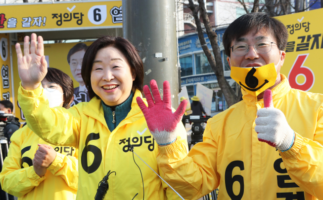 ▲심상정 정의당 대표가 4일 오전 전북 전주시 꽃밭정이 네거리에서 염경석 후보와 함께 유권자들에게 손을 흔들어 인사하고 있다. (연합뉴스)