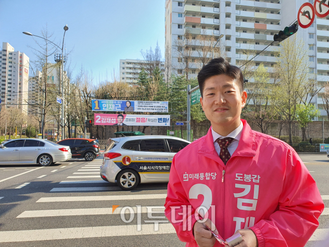 ▲김재섭 미래통합당 도봉구갑 후보가 3일 이투데이와 인터뷰에 앞서 포즈를 취하고 있다. (유혜림 기자 wiseforest@)