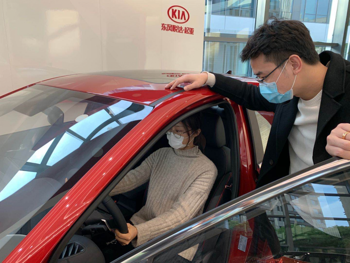 ▲동풍열달기아 직원이 고객에게 신형 K3에 대해 설명하고 있는 모습 (사진제공=기아차)