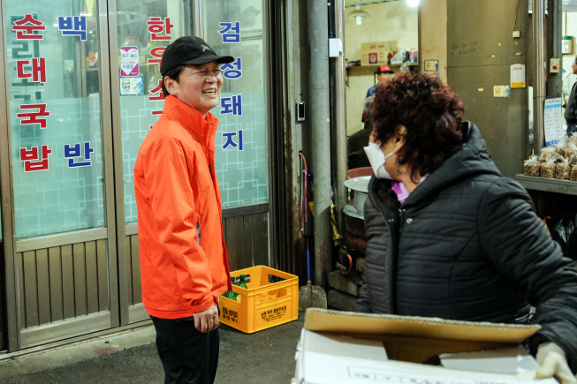 ▲국민의당 안철수 대표가 4일 오후 전북 남원시 춘향골 공설시장에서 상인과 대화하고 있다.  (연합뉴스)