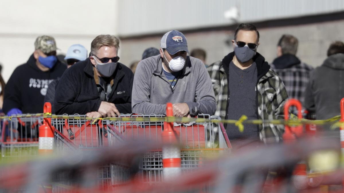 ▲미국 솔트레이트시티의 코스트코 매장 앞에서 4일(현지시간) 마스크를 쓴 남성들이 입장 순서를 기다리고 있다. 미국 질병통제예방센터(CDC)는 코로나19 확산을 억제하기 위해 자발적 마스크 착용을 권장하고 있다. 솔트레이크시티/AP연합뉴스