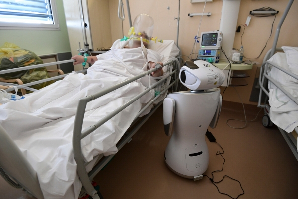 ▲이탈리아 롬바르디아주의 한 병원에서 로봇 간호사 ‘토미’가 환자를 돌보고 있다.  AFP 연합뉴스

