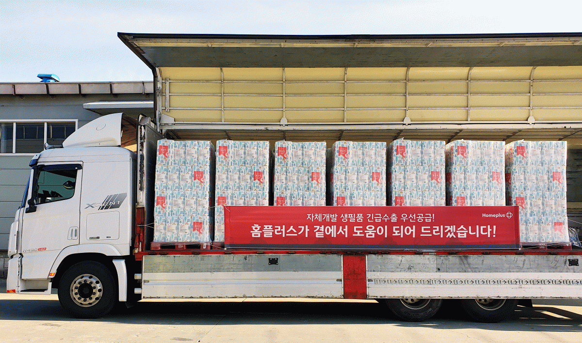 ▲홈플러스의 가성비 PB브랜드 ‘simplus(심플러스)’ 화장지와 미용티슈 수출 초도물량을 실은 트럭이 부산항 선적을 위해 출발을 준비하고 있다. (사진제공=홈플러스)