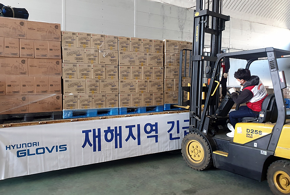 ▲전국재해구호협회 관계자가 현대글로비스 운송차량에 긴급 구호물품을 싣고 있다. (사진제공=현대글로비스)