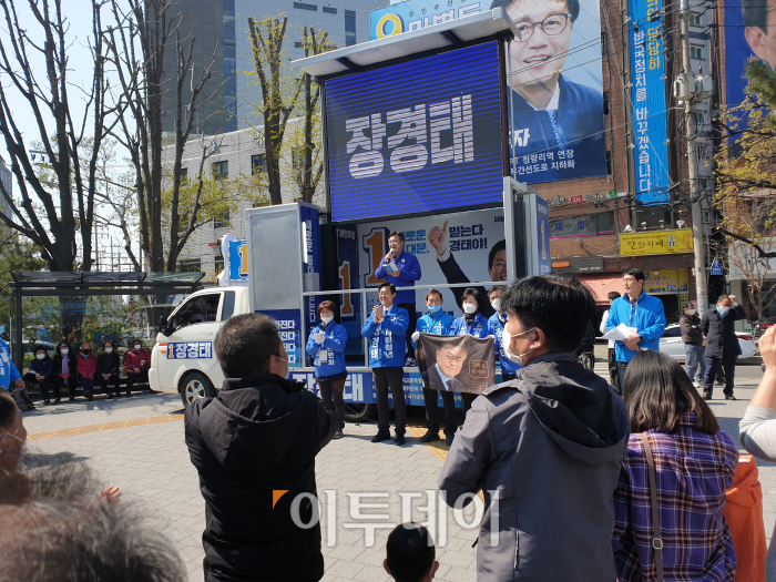 ▲윤호중 더불어민주당 사무총장이 5일 21대 총선에 출마하는 서울 동대문을 장경태 민주당 후보 집중유세에서 마이크를 잡고 있다. (사진=이꽃들 기자 flowerslee@)