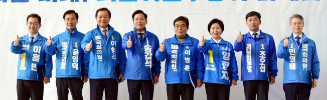 ▲더불어민주당 광주 출마 후보들이 6일 광주시의회에서 4·15 총선 공약 발표회를 개최하고 있다. (연합뉴스)