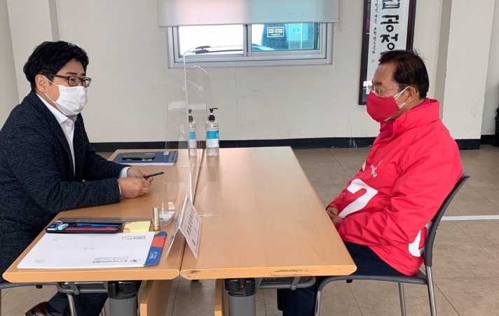 ▲충북 충주 미래통합당 이종배 후보가 지난달 26일 오전 충주시선거관리위원회에서 후보 등록을 하고 있다. (연합뉴스)