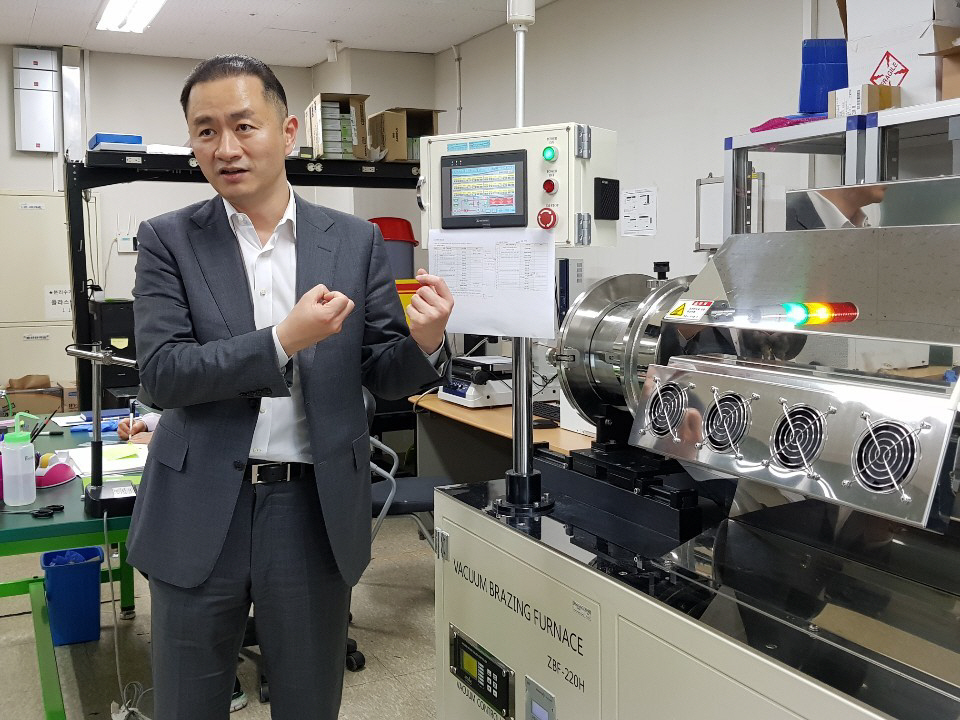 ▲서울 양평로 소재 레메디 서울 사무소에서 구자돈 대표가 X선 튜브 제품 생산 과정에 대해 설명하고 있다. 
