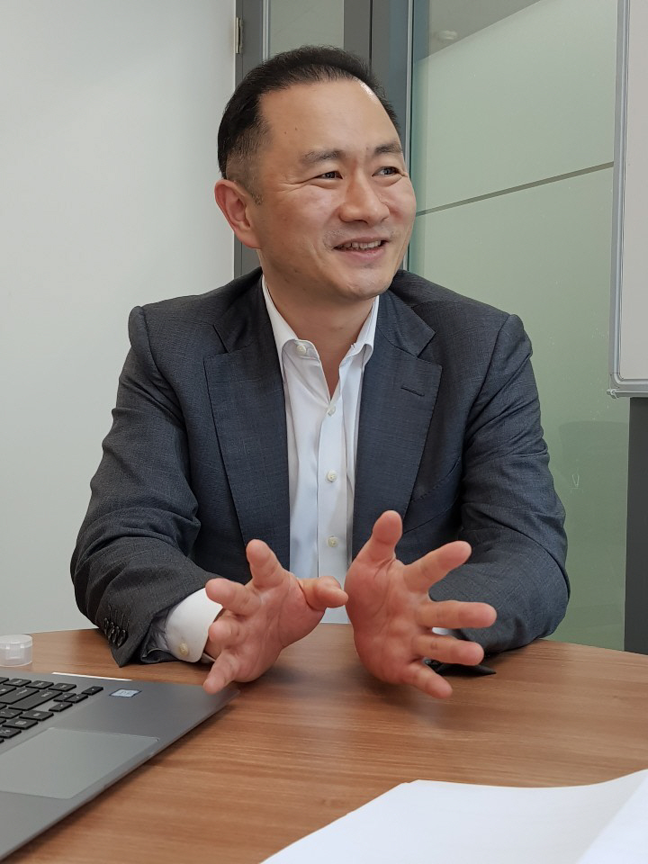 ▲서울 양평로 소재 레메디 서울 사무소에서 구자돈 대표가 회사의 향후 계획에 대해 이야기하고 있다.
