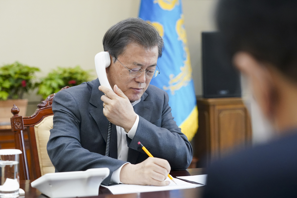 ▲WHO 사무총장과 통화하는 문 대통령  (연합뉴스)