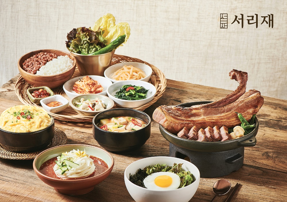 ▲서리재 대표메뉴 시그니쳐 뼈삼겹과 채반으로 차린 한상. (사진제공=삼천리)