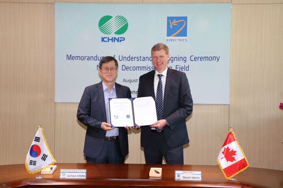 ▲지난해 8월 정재훈 한국수력원자력 사장(왼쪽)이 데이빗 해리스(David Harris) 키테트릭스 사장과 원전해체협력 업무협약(MOU)를 체결한 후 기념촬영을 하고 있는 모습. (사진제공=한국수력원자력)