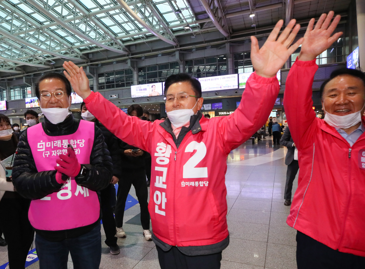 ▲미래통합당 황교안 대표 및 총괄선대위원장이 7일 서울 용산역에서 광주 5·18묘역 등 호남을 방문하는 비례위성자매정당 미래한국당의 원유철 대표 및 비례대표 후보들을 배웅하고 있다. 왼쪽부터 미래통합당 용산 권영세 후보, 황교안, 미래한국당 염동열 사무총장. (연합뉴스)