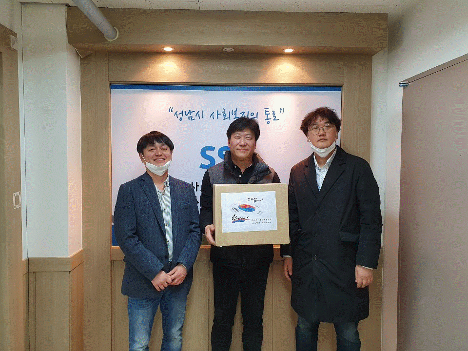 ▲박종진 인스타일테크 대표(사진 우측), 김정순 사회복지협의회 과장, 이동혁 인스타일테크 전무가 기념 사진을 촬영하고 있다.  (사진제공=인스타일테크)