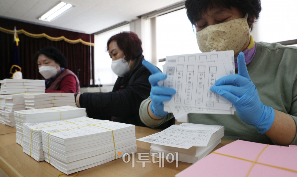 ▲7일 서울 영등포구선관위에서 관계자들이 제21대 국회의원선거 투표지를 검수하고 있다. (신태현 기자 holjjak@)