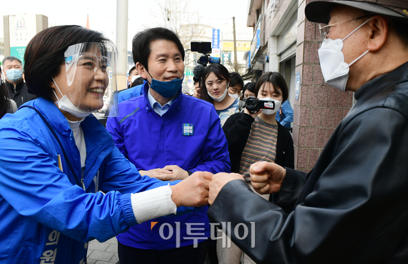 ▲21대 총선 선거운동 중인 이정근 전 더불어민주당 사무부총장과 이인영 의원으로 기사의 특정 내용과 관련 없음.  (고이란 기자 photoeran@)