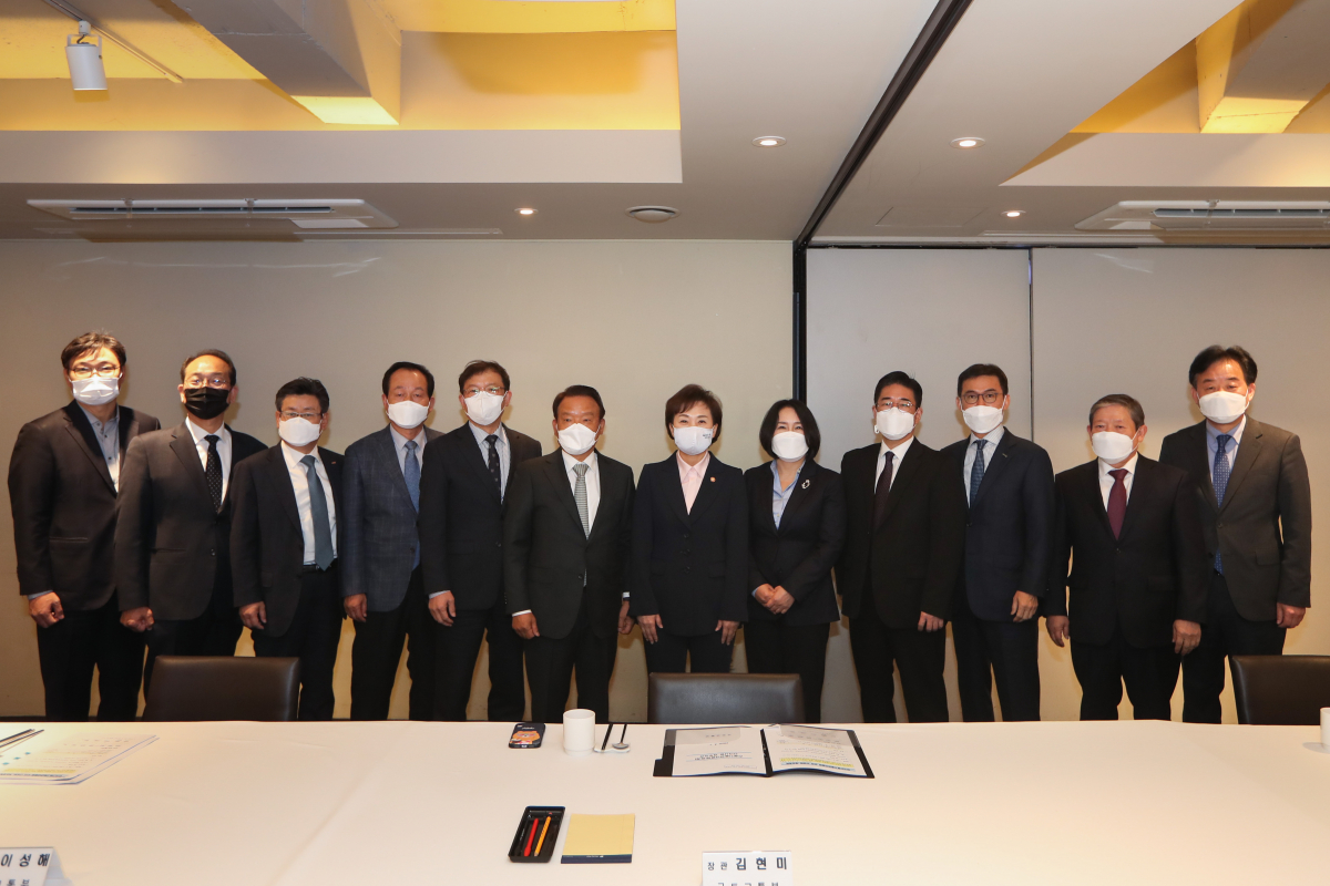 ▲김현미(왼쪽에서 7번째)  국토부 장관이 7일 서울 광화문 인근 식당에서 열린 건설기술업계 간담회에서 참석자들과 함께 기념촬영을 하고 있다.. (사진제공=국토교통부)