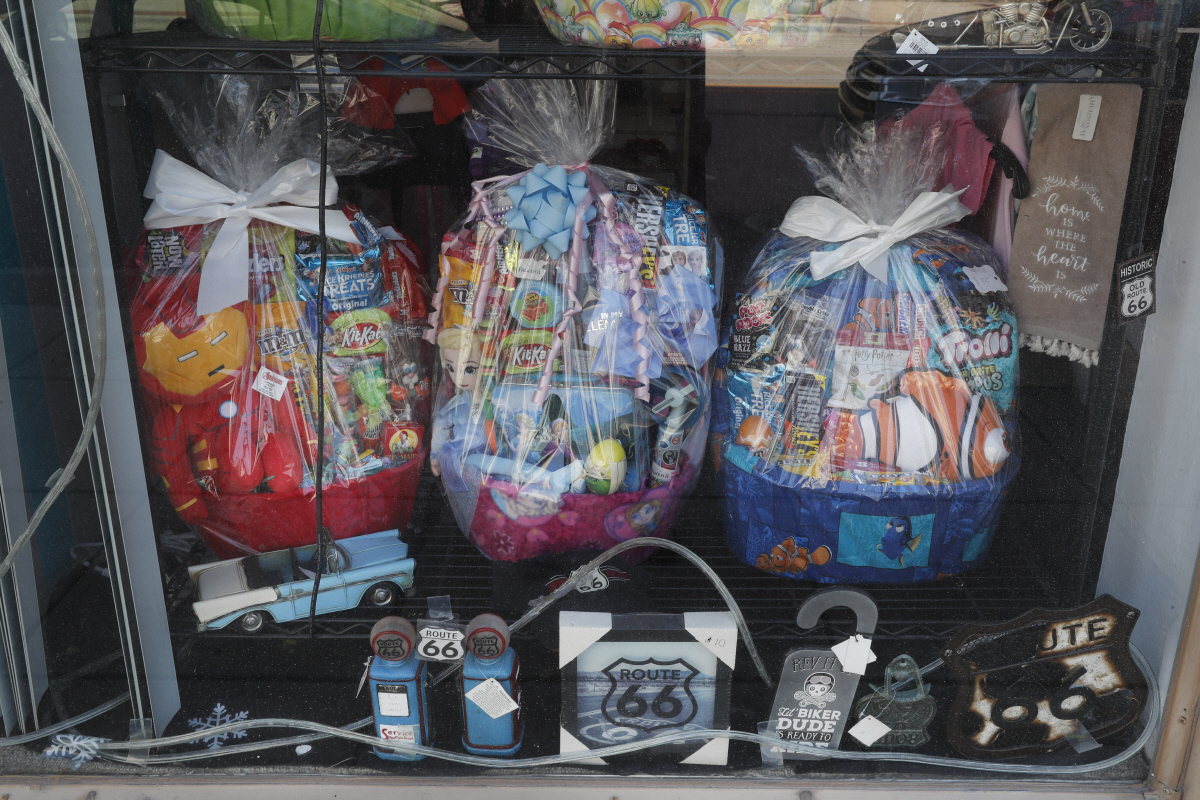 ▲미국 일리노이주 졸리엣의 한 상점이 6일(현지시간) 코로나19로 인해 문을 닫은 가운데 부활절 바구니가 상점 진열대 위에 놓여져 있다. 졸리엣/AP뉴시스