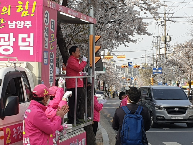 ▲6일 경기 남양주시 퇴계원읍에서 제21대 국회의원선거 남양주병에 출마한 주광덕 미래통합당 후보가 연설하고 있다. (이주혜기자(winjh@))