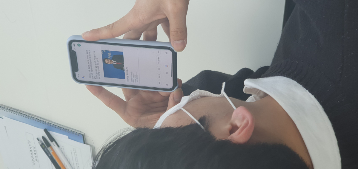 ▲한 이용자가 AI 선거운동 애플리케이션 서비스를 사용하고 있다. (사진제공=오투오)