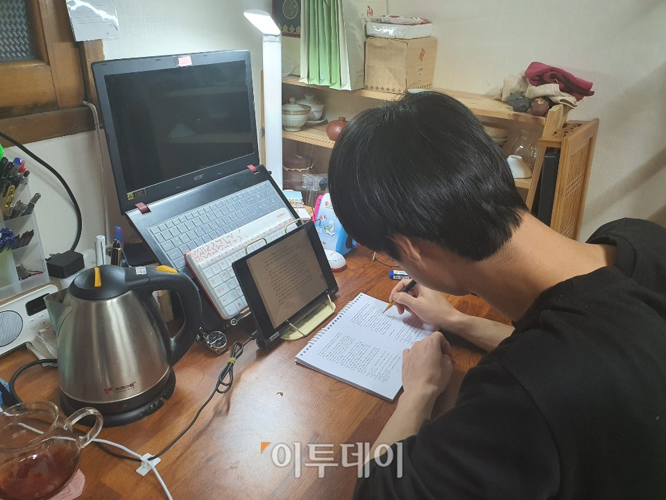 ▲자취방에서 온라인 강의를 들으며 필기하고 있다. 교수의 모습 대신 수업 자료만 띄워져 있고 목소리만 나오고 있다. (이해람 인턴기자 haerami0526@)
