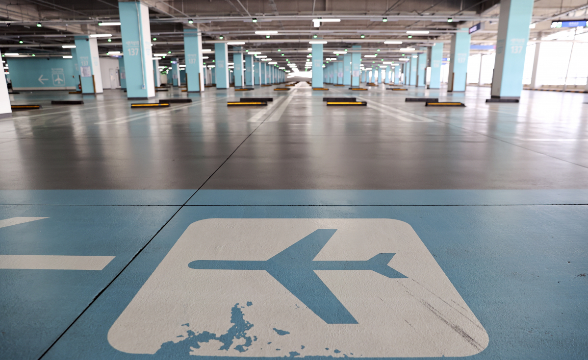 ▲신종 코로나바이러스 감염증(코로나19)의 확산으로 공항 이용객이 감소한 30일 인천국제공항 2터미널 주차장이 한산한 모습을 보이고 있다.  (뉴시스)