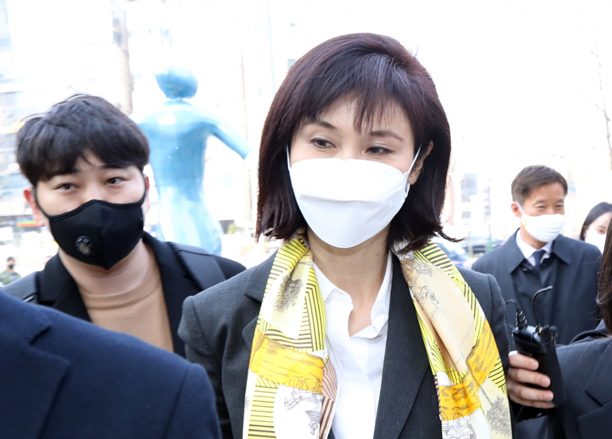 ▲노소영 아트센터 나비 관장 7일 오후 서울 서초구 서울가정법원에서 열린 최태원 SK그룹 회장과의 이혼소송 첫 변론기일에 출석하고 있다. (연합뉴스)