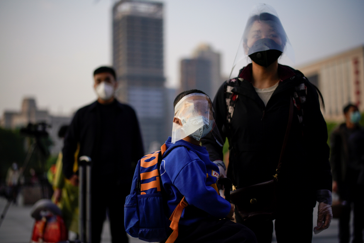 ▲중국 우한이 8일 76일 만에 코로나19에 따른 봉쇄 조치가 해제된 가운데 사람들이 한커우역에서 기차를 기다리고 있다. 우한/로이터연합뉴스 