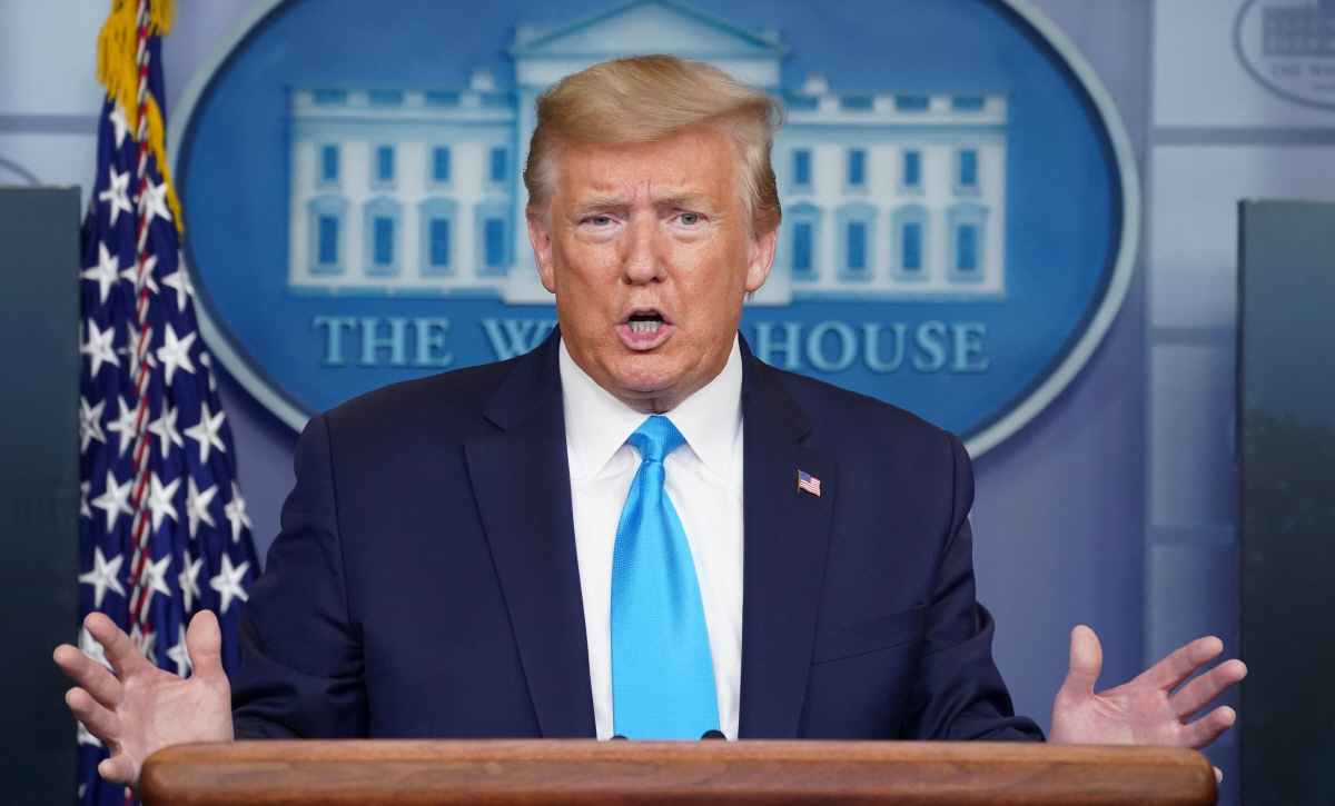 ▲도널드 트럼프 미국 대통령이 7일(현지시간) 백악관에서 코로나19 태스크포스 일일 언론 브리핑을 하고 있다. 워싱턴D.C./로이터연합뉴스