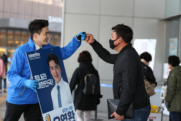 ▲오영환 더불어민주당 경기 의정부갑 후보가 유권자와 인사를 나누고 있다. ((사진=오영환 후보 사무소))