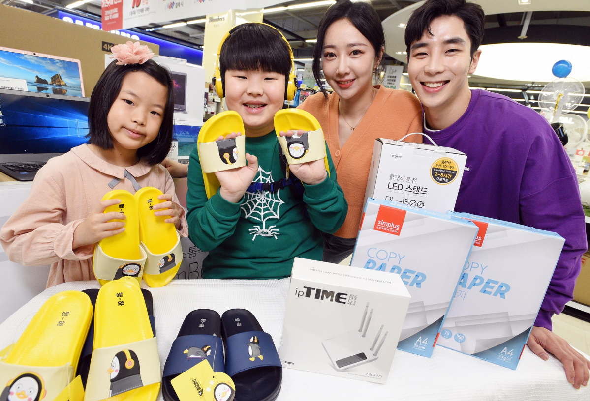 ▲8일 홈플러스 강서점에서 모델들이 신학기 용품을 선보이고있다. (사진제공=홈플러스)