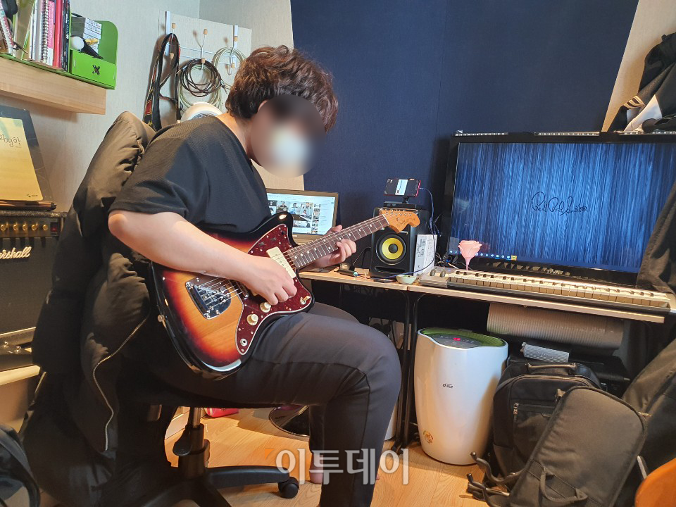 ▲스마트폰으로 실시간 화상 강의를 들으며 기타 연주를 하고 있다. (이해람 인턴기자 haerami0526@)