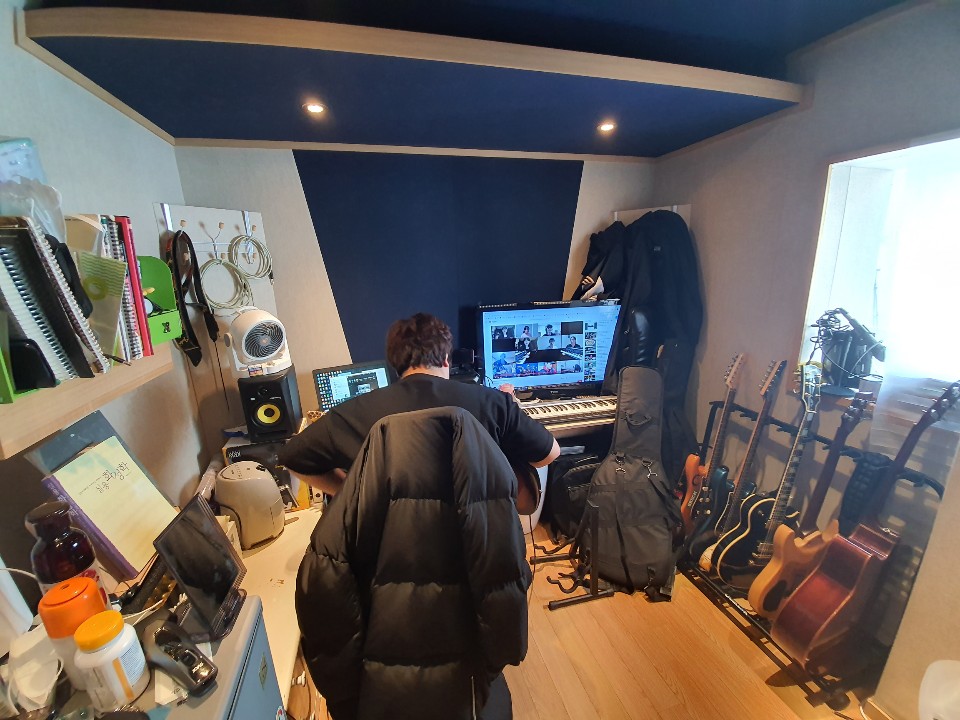 ▲코로나19로 인한 캠퍼스 폐쇄와 사회적 거리두기로 합주 및 공연이 불가능해지자 연습실에서 공연을 시청하고 혼자 연습하는 것으로 만족하고 있다. (이해람 인턴기자 haerami0526@)