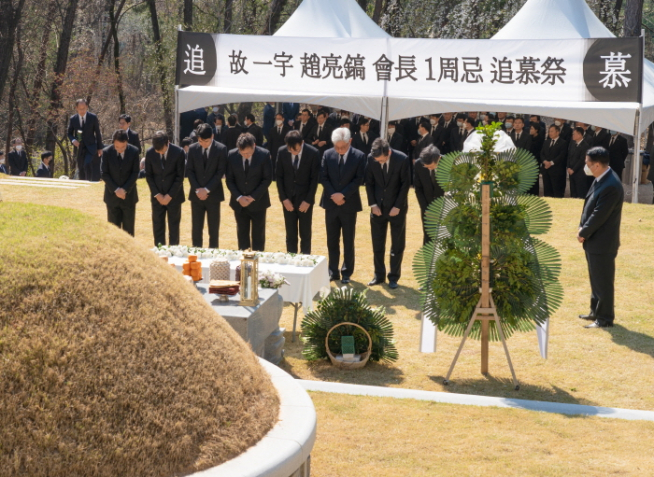 ▲8일 오후 경기도 용인시 하갈동 소재 신갈 선영에서 한진그룹 임원 및 관계자들이 참석한 가운데 고(故) 조양호 회장 1주기 추모행사가 진행되고 있다. 사진제공=한진그룹