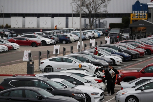 ▲테슬라 차량이 미 캘리포니아에 있는 프리몬트 공장 주차장에 주차돼 있다. 캘리포니아/로이터연합뉴스 