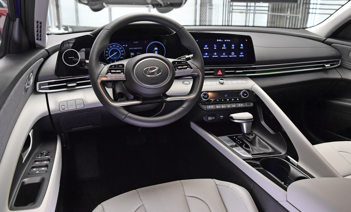 ▲내부는 운전자를 감싸는 구조다. 동반석 사이 콘솔을 높게 만들어 공간을 구분했고 내비게이션도 운전자 쪽으로 기울어져 있다. (사진제공=현대차)